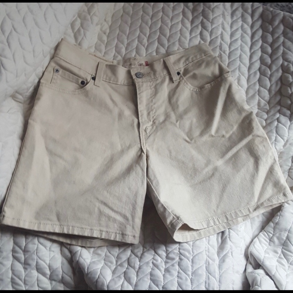 Size 6 Levi’s shorts